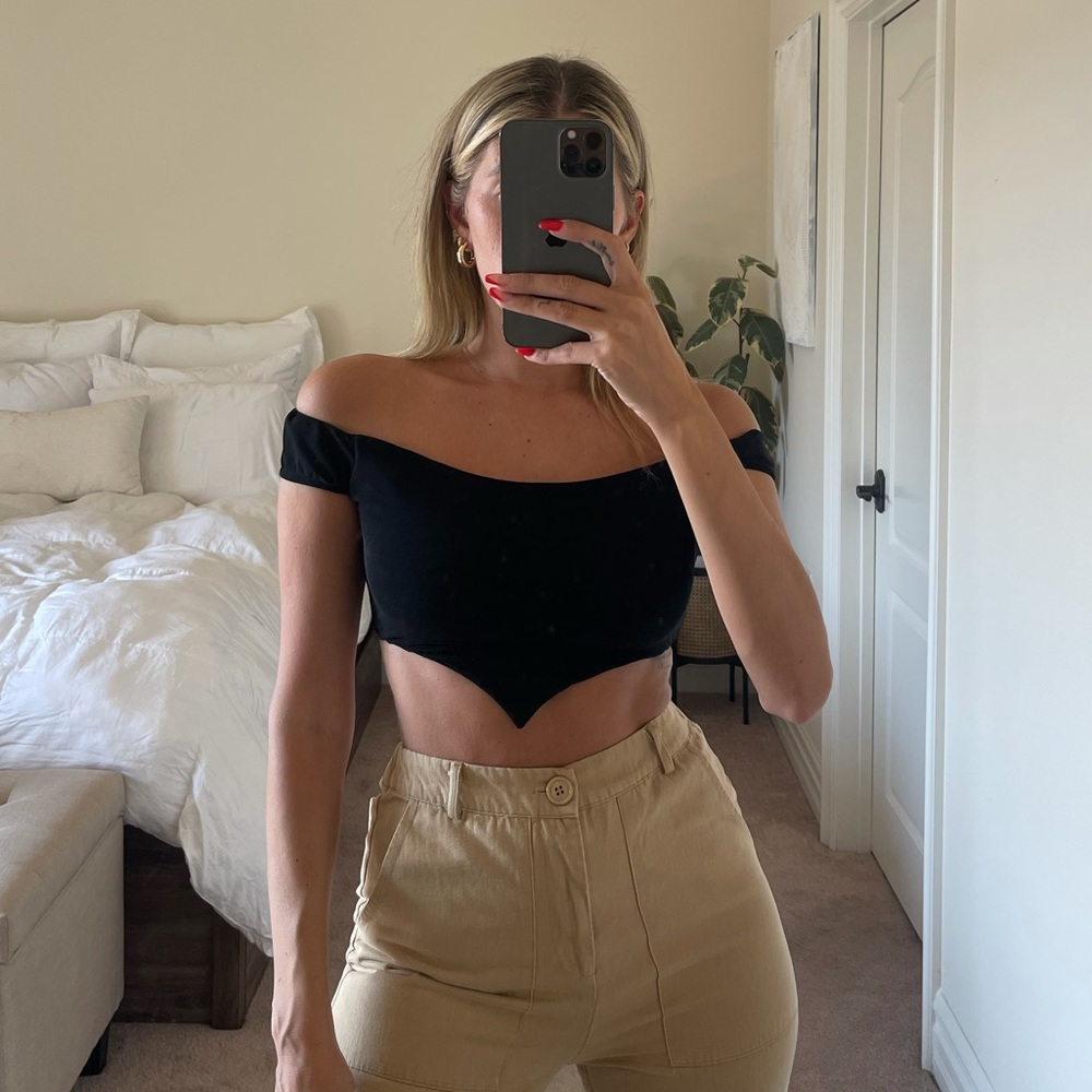 OFF-SHOULDER BLACK CROP TOP